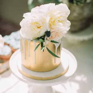 Small cake with natural flowers