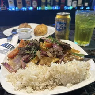 Salteńas De Pollo &amp; Lomo Saltado