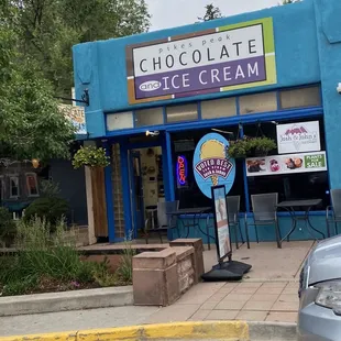 the outside of the ice cream shop
