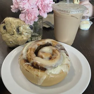 Chai tea latte, cinnamon roll and blueberry scone