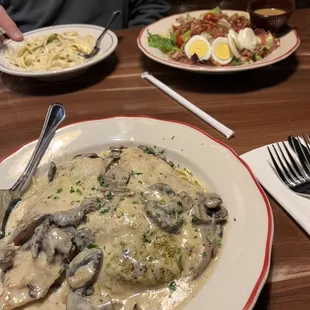 Salad and side of fettuccine Alfredo and Fungi (chicken) entree