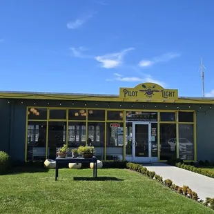 The charming front of the cafe.