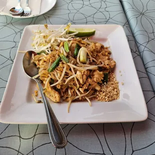 pad thai with chicken ($17)