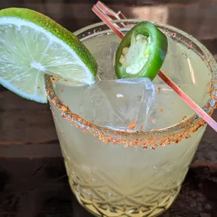 a margarita with a lime slice