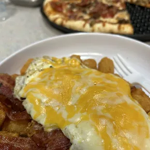 a plate of breakfast food