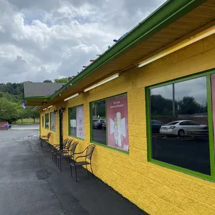 the outside of the restaurant