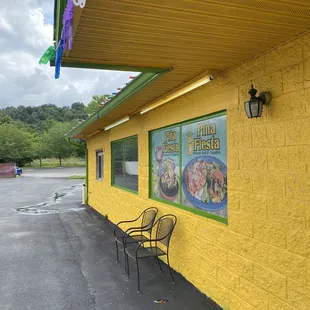 the outside of the restaurant