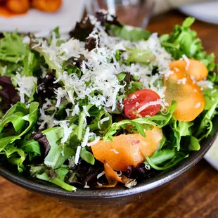 Pinch Salad

baby greens, shaved veggies, parmigianno reggiano, cucumber vinaigrette