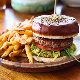 Impossible Vegan Burger

guacamole, lettuce, tomato, potato sticks, ketchup, pretzel bun &amp; house-cut fries