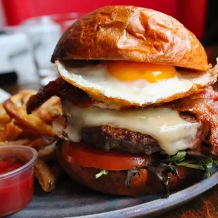 Pinch Burger

custom burger blend, swiss cheese, caramelized onions, lettuce, tomato, aioli, brioche bun &amp; house-cut fries