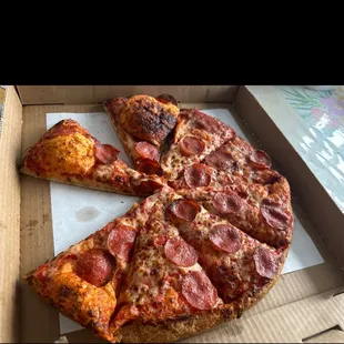 Siempre compro pizzas en este lugar, pero hoy me tocó una pizza muy mal hecha, muy seca, esta vez me decepcione de esta pizza.