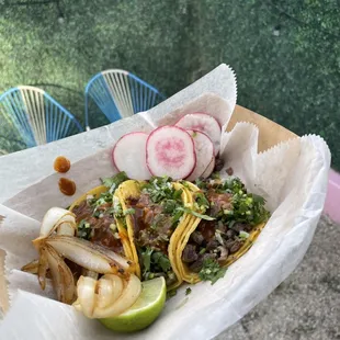 Tacos de asada con todo (with everything)
