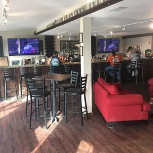 Full service bar with casual seating, kid friendly with several flatscreens. Live music frequently.