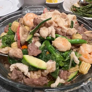 Meat fried crispy noodles