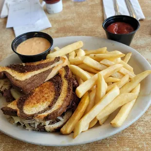 Ruben marble rye they use.  cust adds thousand Island if want. diet Pepsi fries.