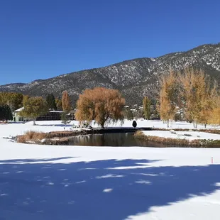Yes, it does snow in the mountains. Be prepared if you don't have all-wheel or 4-wheel drive, better have chains.
