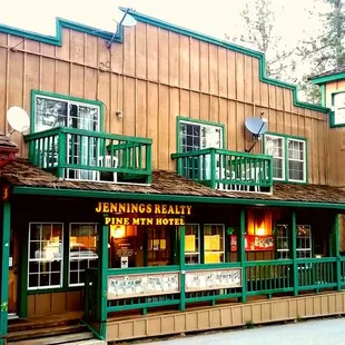 Exterior Pine Mountain Village Hotel, front entrance