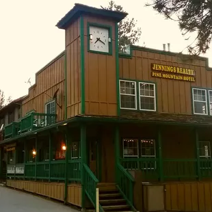 Exterior Pine Mountain Village Hotel, side entrance