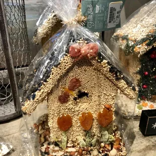 How cute is this!! Bird house with seeds on outside of house! Great idea!
