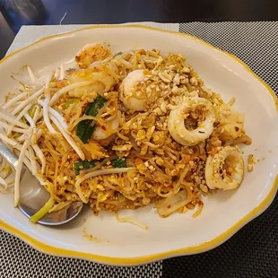 Pad thai with seafood