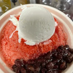 Strawberry shaved ice with ice cream and Azuki