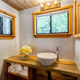 Muir is a one room chalet with sleeping loft, perfect for families of two to 4. Maximum number of adults is 4.