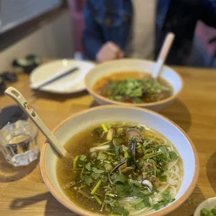 Spicy clams with green onion and garlic rice noodles 口味花甲米粉