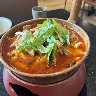 Stew Beef Combination in Copper Potbeef sirloin,tripe,louver)