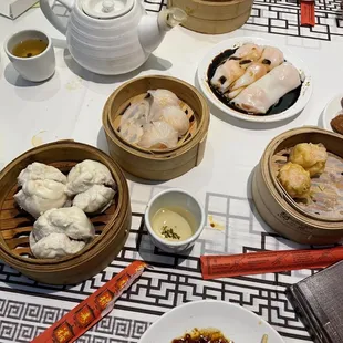 Steamed Barbeuced Pork Buns steam Seafood Bacon Roll Steamed Chive &amp; Shrimp Dumpling, Deep - fried Taro Dumpling