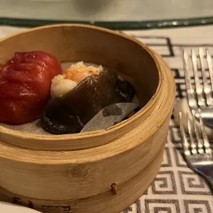 墨魚汁紅菜頭汁海鮮餃