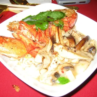 Whole Lobster Braised W. Soft noodles