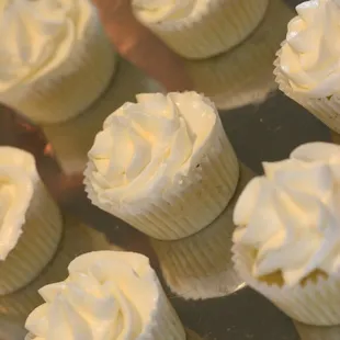 white frosting on cupcakes
