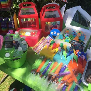 Look at the cute cake pop case and my pretzel rods were melting:(