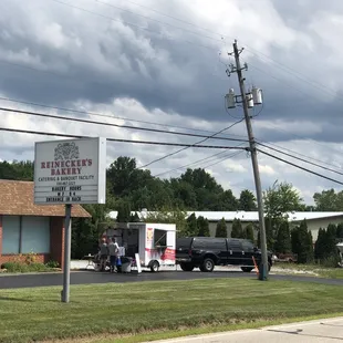 Location: Parked just outside of Reinecker&apos;s Bakery just past northbound on-ramp to I-271.
