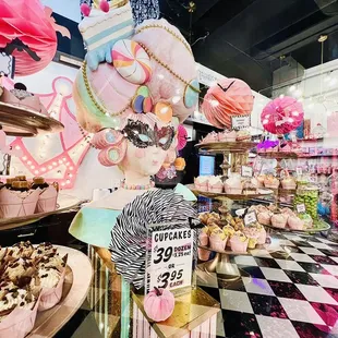 Cupcakes , Macarons &amp; Chocolates