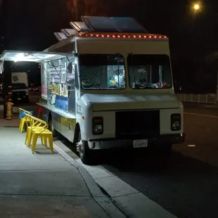 Late Nite ... FRESH FOOD CRAVINGS..Pinkys Lunchtruck