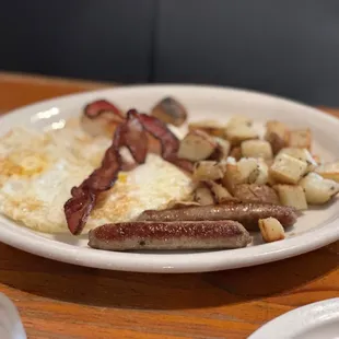a plate of breakfast food