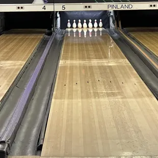 Small pins that have wider bottoms like a duck?