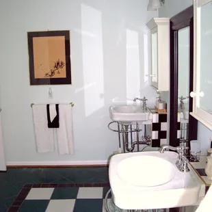 Lee Suite bath 2