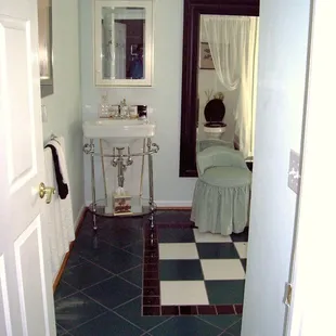 Lee Suite bath