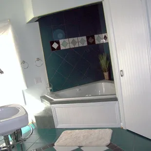 Lee Suite bath 4