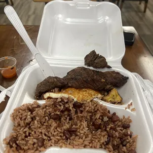 Carne asada, gallo pinto y queso frito