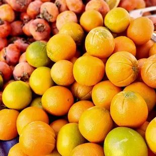  pile of oranges and lemons