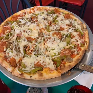 Medium Deluxe Pizza ...