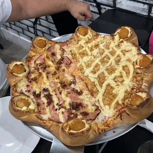 Pizza half house and half chicken and catupiry