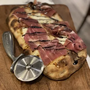 Fig jam and prosciutto pinsa