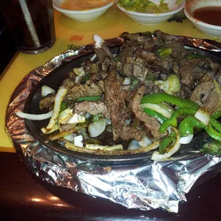 spectacular 8 dollar plate of beef fajitas, came with another plate full of refried beans, rice, pico de gallo, guacamole......t