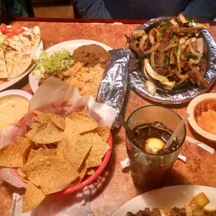 Yes. There is a full bar. And yes food was great. Entrees are huge so if can split with someone, there would be plenty.