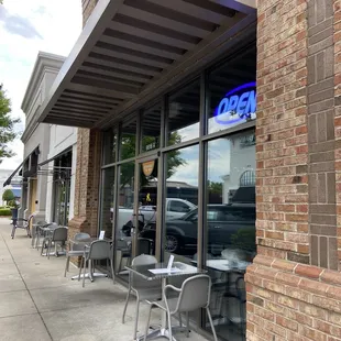 the outside of a restaurant