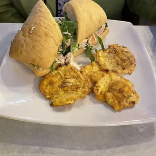 Chicken sandwich with tostones
